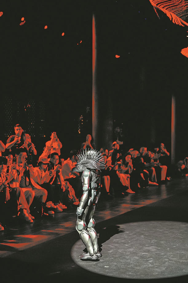 科技对撞时尚，广东智造亮相濮院时装周 机器人酷炫走秀，背后有何大乾坤？(图2)